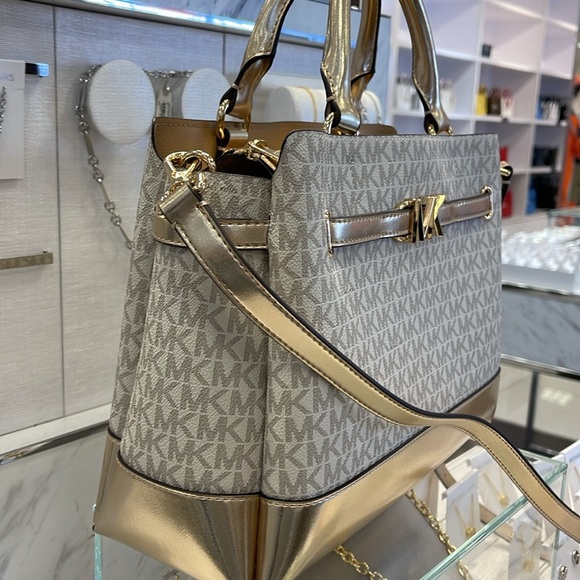 MICHAEL KORS 
Reed Large Central Zip Graphic Logo Belted Satchel
Pale Gold 
NWT - Picture 4 of 16